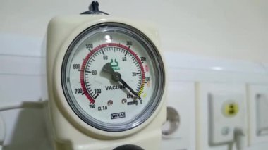 Damar içi sıvı serumu serumu serumu hastane odası, tıbbi konsept, acil bakım ve enjeksiyon ilacı infüzyon kemoterapisi. Hastane odasında serum fizyolojik..