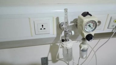 Damar içi sıvı serumu serumu serumu hastane odası, tıbbi konsept, acil bakım ve enjeksiyon ilacı infüzyon kemoterapisi. Hastane odasında serum fizyolojik..
