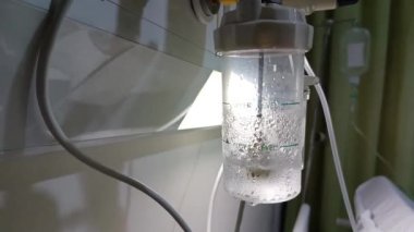 Damar içi sıvı serumu serumu serumu hastane odası, tıbbi konsept, acil bakım ve enjeksiyon ilacı infüzyon kemoterapisi. Hastane odasında serum fizyolojik..
