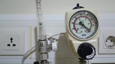 Damar içi sıvı serumu serumu serumu hastane odası, tıbbi konsept, acil bakım ve enjeksiyon ilacı infüzyon kemoterapisi. Hastane odasında serum fizyolojik..