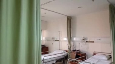 Damar içi sıvı serumu serumu serumu hastane odası, tıbbi konsept, acil bakım ve enjeksiyon ilacı infüzyon kemoterapisi. Hastane odasında serum fizyolojik..