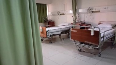 Damar içi sıvı serumu serumu serumu hastane odası, tıbbi konsept, acil bakım ve enjeksiyon ilacı infüzyon kemoterapisi. Hastane odasında serum fizyolojik..