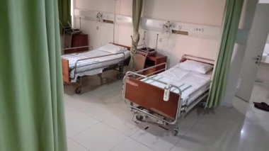 Damar içi sıvı serumu serumu serumu hastane odası, tıbbi konsept, acil bakım ve enjeksiyon ilacı infüzyon kemoterapisi. Hastane odasında serum fizyolojik..