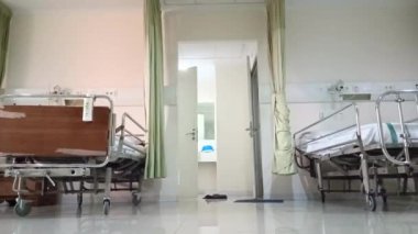 Damar içi sıvı serumu serumu serumu hastane odası, tıbbi konsept, acil bakım ve enjeksiyon ilacı infüzyon kemoterapisi. Hastane odasında serum fizyolojik..