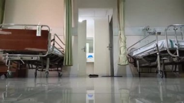 Damar içi sıvı serumu serumu serumu hastane odası, tıbbi konsept, acil bakım ve enjeksiyon ilacı infüzyon kemoterapisi. Hastane odasında serum fizyolojik..