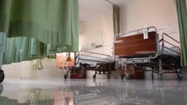 Damar içi sıvı serumu serumu serumu hastane odası, tıbbi konsept, acil bakım ve enjeksiyon ilacı infüzyon kemoterapisi. Hastane odasında serum fizyolojik..