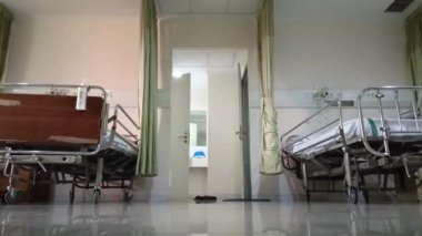 Damar içi sıvı serumu serumu serumu hastane odası, tıbbi konsept, acil bakım ve enjeksiyon ilacı infüzyon kemoterapisi. Hastane odasında serum fizyolojik..