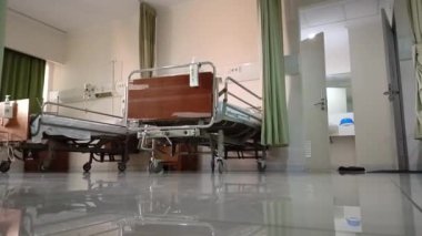 Damar içi sıvı serumu serumu serumu hastane odası, tıbbi konsept, acil bakım ve enjeksiyon ilacı infüzyon kemoterapisi. Hastane odasında serum fizyolojik..