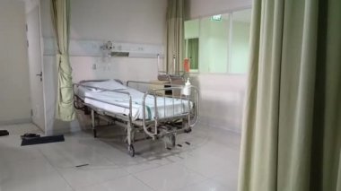 Damar içi sıvı serumu serumu serumu hastane odası, tıbbi konsept, acil bakım ve enjeksiyon ilacı infüzyon kemoterapisi. Hastane odasında serum fizyolojik..