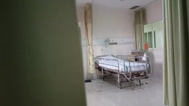Damar içi sıvı serumu serumu serumu hastane odası, tıbbi konsept, acil bakım ve enjeksiyon ilacı infüzyon kemoterapisi. Hastane odasında serum fizyolojik..