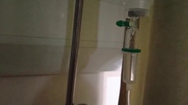 Damar içi sıvı serumu serumu serumu hastane odası, tıbbi konsept, acil bakım ve enjeksiyon ilacı infüzyon kemoterapisi. Hastane odasında serum fizyolojik..