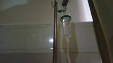 Damar içi sıvı serumu serumu serumu hastane odası, tıbbi konsept, acil bakım ve enjeksiyon ilacı infüzyon kemoterapisi. Hastane odasında serum fizyolojik..