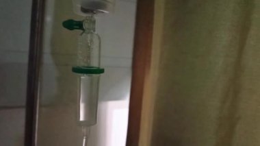 Damar içi sıvı serumu serumu serumu hastane odası, tıbbi konsept, acil bakım ve enjeksiyon ilacı infüzyon kemoterapisi. Hastane odasında serum fizyolojik..