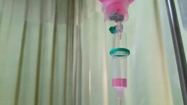 Hasta ve infüzyon pompası için hastane koğuşunda odası ve ışık geçmişi olan serum fizyolojik solüsyon serumunu kapatın. Sağlık, eğitim ve bilim içeriği için