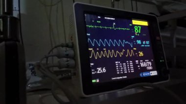 Hasta ve infüzyon pompası için hastane koğuşunda odası ve ışık geçmişi olan serum fizyolojik solüsyon serumunu kapatın. Sağlık, eğitim ve bilim içeriği için