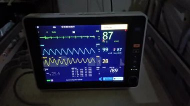 Hasta ve infüzyon pompası için hastane koğuşunda odası ve ışık geçmişi olan serum fizyolojik solüsyon serumunu kapatın. Sağlık, eğitim ve bilim içeriği için