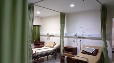Hasta ve infüzyon pompası için hastane koğuşunda odası ve ışık geçmişi olan serum fizyolojik solüsyon serumunu kapatın. Sağlık, eğitim ve bilim içeriği için