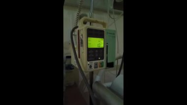 Hasta ve infüzyon pompası için hastane koğuşunda odası ve ışık geçmişi olan serum fizyolojik solüsyon serumunu kapatın. Sağlık, eğitim ve bilim içeriği için