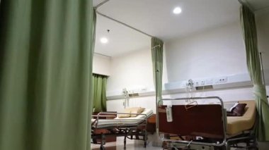 Hasta ve infüzyon pompası için hastane koğuşunda odası ve ışık geçmişi olan serum fizyolojik solüsyon serumunu kapatın. Sağlık, eğitim ve bilim içeriği için