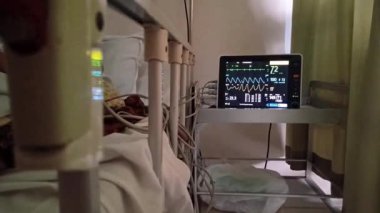 Hasta ve infüzyon pompası için hastane koğuşunda odası ve ışık geçmişi olan serum fizyolojik solüsyon serumunu kapatın. Sağlık, eğitim ve bilim içeriği için