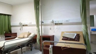 Hasta ve infüzyon pompası için hastane koğuşunda odası ve ışık geçmişi olan serum fizyolojik solüsyon serumunu kapatın. Sağlık, eğitim ve bilim içeriği için