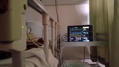 Hasta ve infüzyon pompası için hastane koğuşunda odası ve ışık geçmişi olan serum fizyolojik solüsyon serumunu kapatın. Sağlık, eğitim ve bilim içeriği için