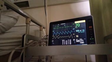 Hasta ve infüzyon pompası için hastane koğuşunda odası ve ışık geçmişi olan serum fizyolojik solüsyon serumunu kapatın. Sağlık, eğitim ve bilim içeriği için