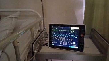 Hasta ve infüzyon pompası için hastane koğuşunda odası ve ışık geçmişi olan serum fizyolojik solüsyon serumunu kapatın. Sağlık, eğitim ve bilim içeriği için