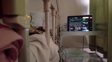 Hasta ve infüzyon pompası için hastane koğuşunda odası ve ışık geçmişi olan serum fizyolojik solüsyon serumunu kapatın. Sağlık, eğitim ve bilim içeriği için