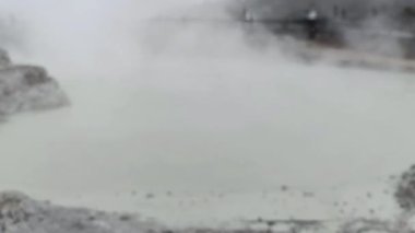 Platoda kaynayan sülfür içeren aktif kraterin durumundan kaçmak tahtadan bir köprü ve kayalarla çevrili keskin bir buhar yayar.