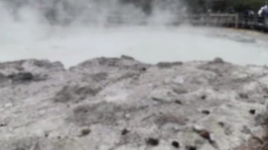 Platoda kaynayan sülfür içeren aktif kraterin durumundan kaçmak tahtadan bir köprü ve kayalarla çevrili keskin bir buhar yayar.