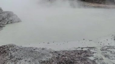 Platoda kaynayan sülfür içeren aktif kraterin durumundan kaçmak tahtadan bir köprü ve kayalarla çevrili keskin bir buhar yayar.