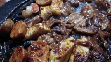 Platoda kaynayan sülfür içeren aktif kraterin durumundan kaçmak tahtadan bir köprü ve kayalarla çevrili keskin bir buhar yayar.