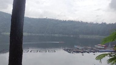 Platoda kaynayan sülfür içeren aktif kraterin durumundan kaçmak tahtadan bir köprü ve kayalarla çevrili keskin bir buhar yayar.