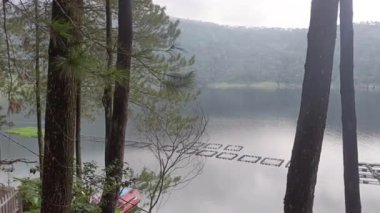 Platoda kaynayan sülfür içeren aktif kraterin durumundan kaçmak tahtadan bir köprü ve kayalarla çevrili keskin bir buhar yayar.