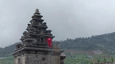 Platoda kaynayan sülfür içeren aktif kraterin durumundan kaçmak tahtadan bir köprü ve kayalarla çevrili keskin bir buhar yayar.