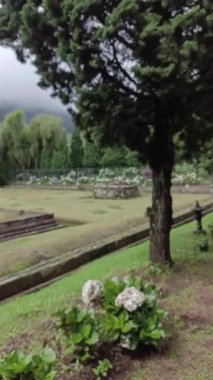 Platoda kaynayan sülfür içeren aktif kraterin durumundan kaçmak tahtadan bir köprü ve kayalarla çevrili keskin bir buhar yayar.