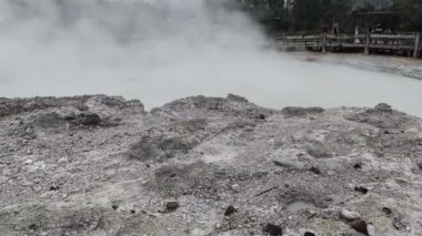 Platoda kaynayan sülfür içeren aktif kraterin durumundan kaçmak tahtadan bir köprü ve kayalarla çevrili keskin bir buhar yayar.
