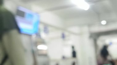 Kamu bekleme alanının özünü yakalayan kasten bulanık ve yumuşak odaklı bir görüntü, soyut şekillere odaklanıyor ve ışık ve gölgenin ince çizgilerine odaklanıyor. Geçicilik hissi uyandırıyor..