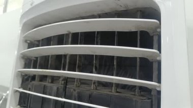 Bir makro çekim, toz ve kir dolu buharlaştırıcı bir soğutucunun ağır kirli ızgarasını ortaya çıkarır. Hava temizliği ve rutin ekipman bakımıyla ilgili kaygıların altını çizen rapor, çevresel denetimin zayıf olduğunu gösteriyor.
