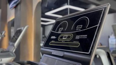 Yakından bakıldığında spor salonu koşu bandının konsol görüntüsü, sağlık sektörü, spor ve refah konseptindeki spor rutinleri ve teknolojinin örneklendirilmesi için mükemmel..