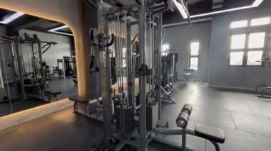 Modern bir fitness merkezi keşfedin son teknoloji makinelerle donatılmış, güçlü eğitim ekipmanları sergilenen ve davetkar bir egzersiz alanı. Bu alan sağlık, sağlık ve refahı teşvik eder..