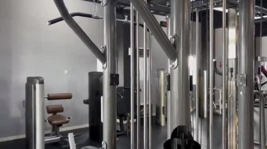 Modern fitness merkezi yüksek kaliteli egzersiz ekipmanları sergiliyor, özverili çalışmalar ve sağlıklı yaşam tarzları içeren bir atmosfer yaratıyor, iç görünüme sahip..
