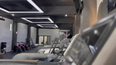 Koşu bantları modern bir spor salonunda fitness seansı için sıraya girdiler. Etkili kardiyo çalışmaları ve eğitimi için tasarlanmış hız ve eğilim gösteren dijital ekran donanımları.