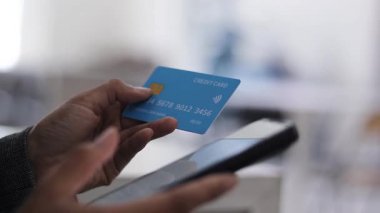 Stok verilerini gösteren mobil bir uygulama ile el etkileşimine odaklan. Piyasa analizi ve dijital finansmanın yoğunluğunu yakalar.