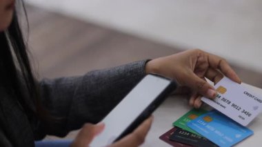 Stok verilerini gösteren mobil bir uygulama ile el etkileşimine odaklan. Piyasa analizi ve dijital finansmanın yoğunluğunu yakalar.
