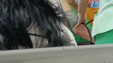 Bir tıp uzmanı, sağlık kontrolünde hastanın kan basıncını ölçer. Hayati sağlık kontrolü için teşhis araçları kullanır. Analiz için bu sınav.