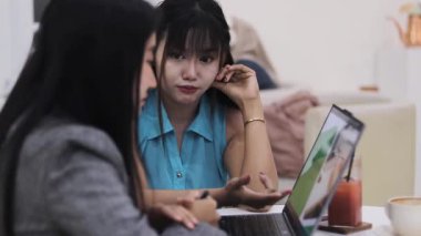 Rahat bir atmosferde, stratejik planlama için laptopta veri analiz eden iki kadın. Dinamik bir iş yaklaşımını destekliyorlar..