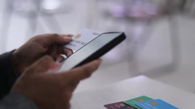 Birisi kredi kartıyla satın almak için akıllı telefon kullanıyor. Kullanışlı iletişim kurulamayan ödemeler ve güvenli mali işlem kavramı.