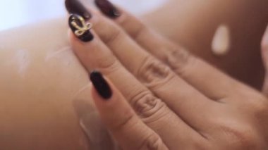 Kapanış videosunda zarif bir kadının eli nemlendirici sürüyor, cilt bakımına odaklanıyor, güzellik ayini ve...